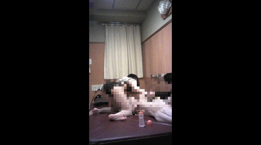 黒下着を纏う美女が冷酷に獲物を見下ろし、美脚を振り上げて急所を粉砕する蹂躙の全景 - A wide shot of a beauty in black lingerie coldly looking down at her prey, raising her leg to shatter the groin.