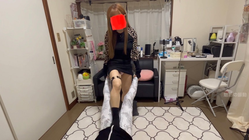 X女王様が拘束されたM男の急所を冷酷な電気アンマで処刑する全体像 - Overall view of X-Queen executing the restrained masochist's vitals with lethal Denki-Anma.